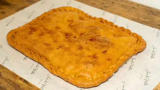 Empanada gallega de bacalao con pasas